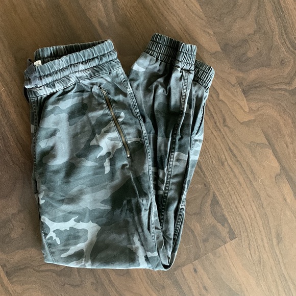 TNA Joggers - Picture 2 of 3